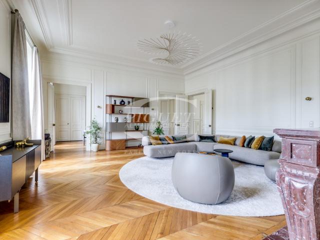 DIRECTEMENT/L'AVENUE GEORGE VCatherine PiguetAlma Immobilier