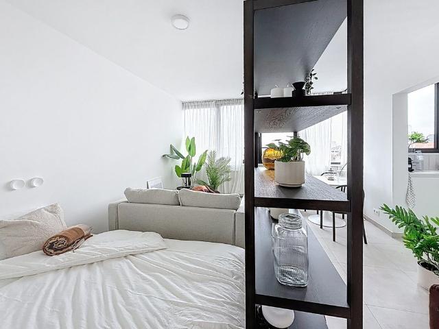 Directly with the owner furnished studio
