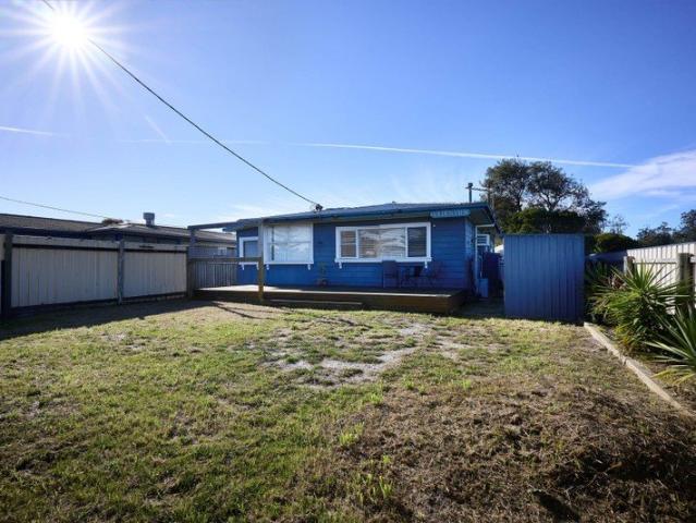 Directly opposite the sands of Ninety Mile Beach