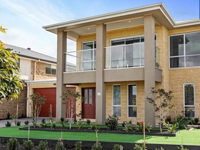 Directly Opposite Alamanda College Luxury Family Living with Pool