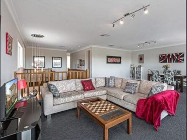 Directly Opposite Alamanda College – Luxury Family Living with Pool