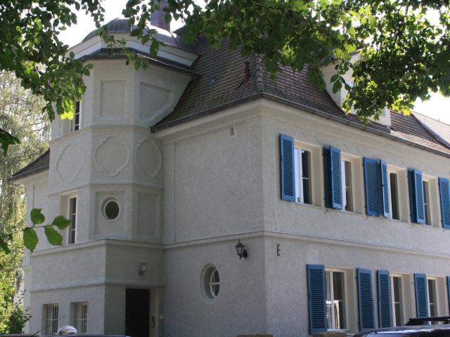 Directors villa ground floor apartment 70sqm in historical building with garden