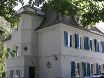 Directors villa ground floor apartment 70sqm in historical building with garden