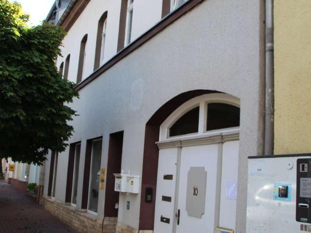 Direkt am Markt ! Gut erhaltenes WGH mit Garage, Sauna uvm. Prov.Frei