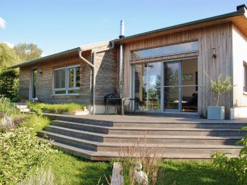 DIREKT AM SEE. MODERN. BESONDERS! Hochwertiger Bungalow in idyllischer Lage