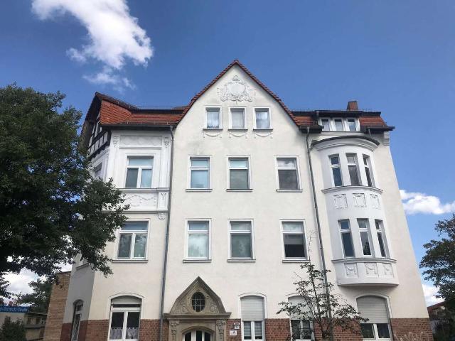 Direkt an der Elsteraue, Dachgeschosswohnung mit Eckwanne, Einbauküche und Abstellraum!