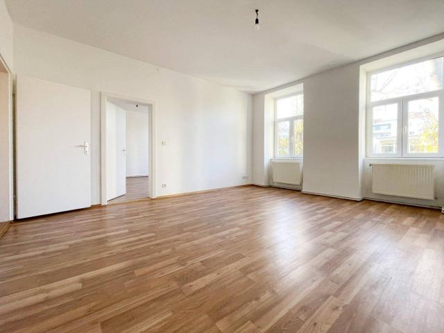 DIREKT AN U3: hofseitige, modernisierte 3 Zimmerwohnung im 1. Stock