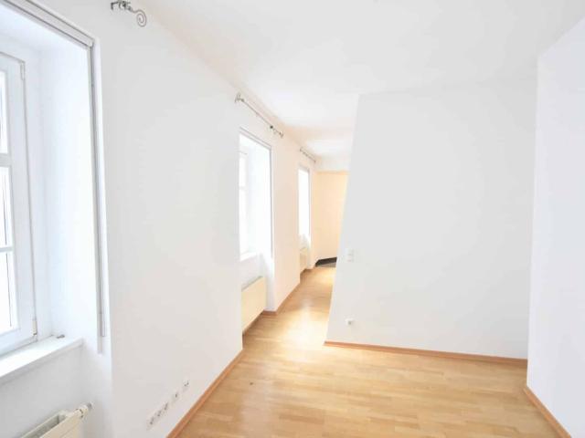 Direkt beim Stephansplatz: Schöner 1,5 Zimmer Altbau in Ruhelage
