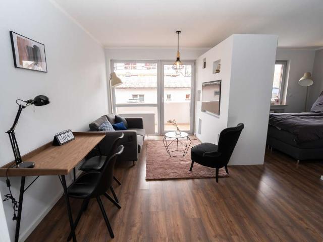 Direkt einziehen: hochwertig renoviert & komplett möblierte Wohnung mit Balkon Stellplatz optional