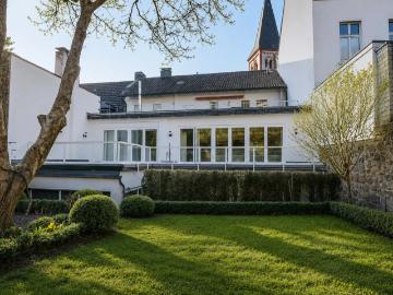 Direkt im Zentrum: 4 Zimmer Wohnung mit großzügiger Terrasse und viel Wohnfläche