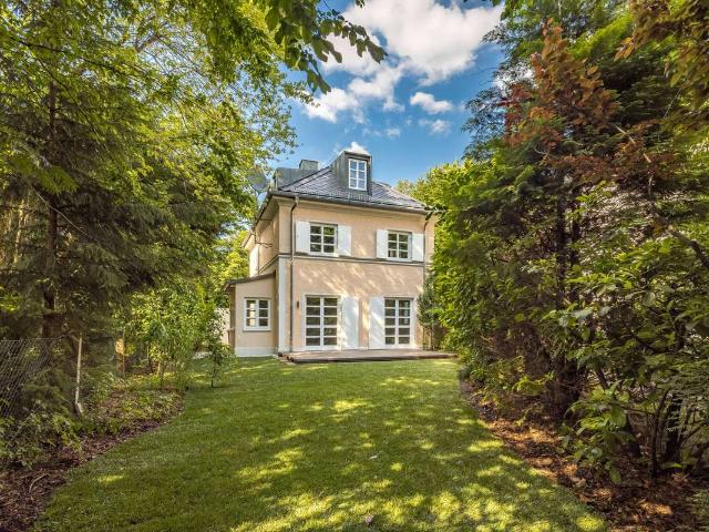 Direkt vom Eigentümer: Luxussanierte Altbauvilla in Sollner Bestlage!