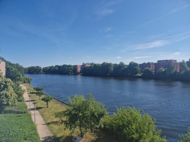 Direkter Spreeblick! Schöne Pärchenwohnung mit Balkon direkt an der Spree !