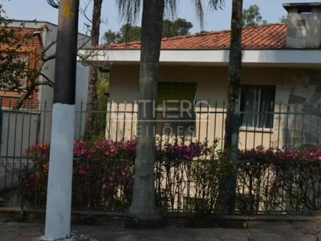 Direitos. Casa de alto padrão com 668m² A.C em terreno de 1.072m² A.T JD. Marajoara, SP/SP
