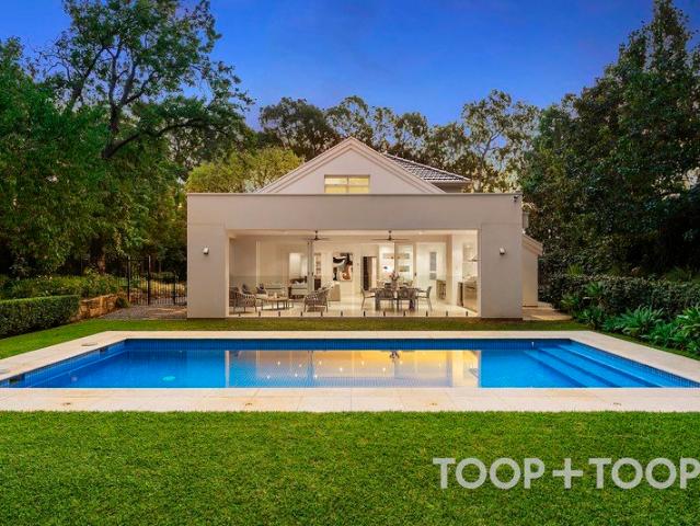 DISTINCTIVE GEORGIAN STYLE FAMILY HOME WITH STUNNING POOLSIDE LIVING ON 1,387SQM OF PRIVATE GROUNDS
