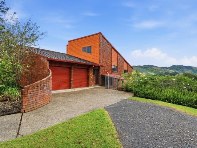 Distinctive House with Breathtaking Views and Endless Possibilities