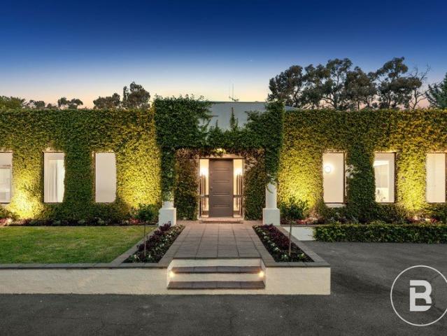 DISTINGUISHED EAST BENDIGO RESIDENCE ON EXPANSIVE BLOCK WITH UNIQUE POOLSIDE ENTRANCE