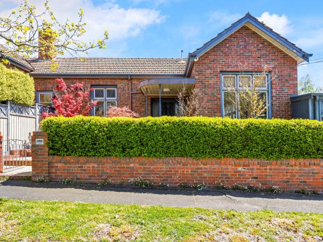 Discover the perfect blend of vibrant city life and serene lakeside beauty in Ballarat Central & Lake Wendouree!