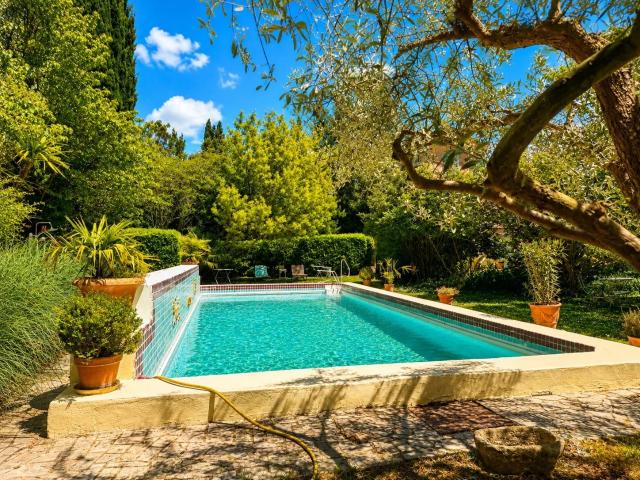 Discover this exceptional private estate located just minute. 648m² Plan D'orgon