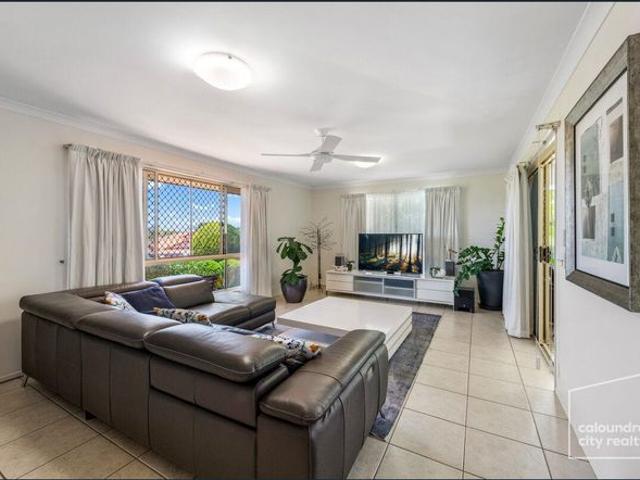 DISCOVER THIS FAMILY OASIS WITH LOW MAINTENANCE LIVING