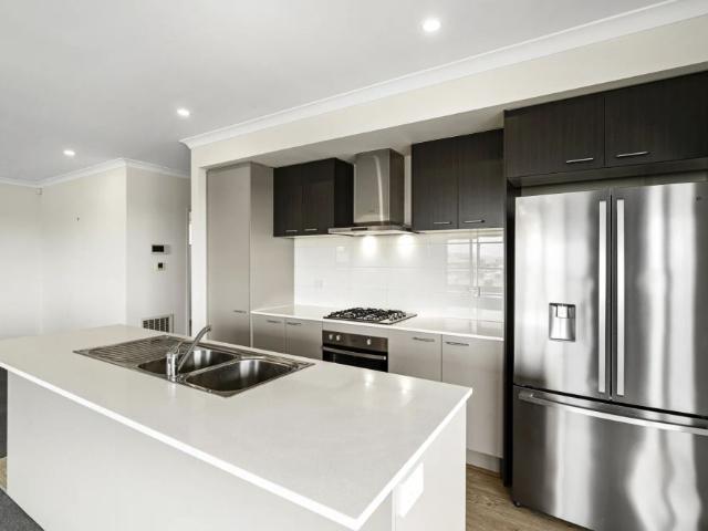 Discover Comfort and Views in this 3 Bedroom Gem!