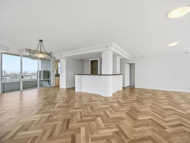 Discover exceptional coastal lifestyle in this beautifully appointed apartment!