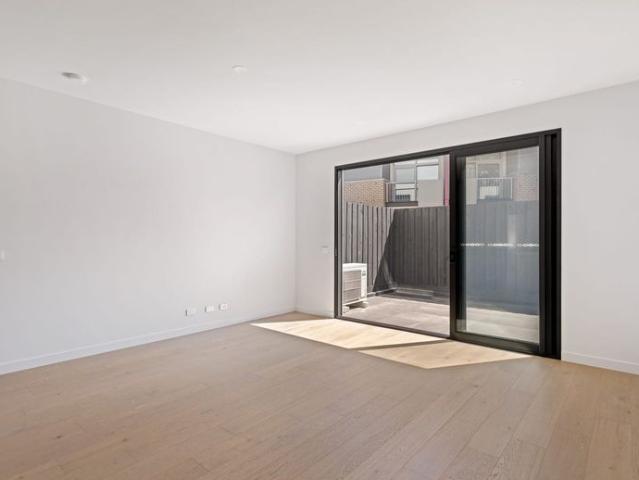 Discover Modern Bayside Living – Three Bedroom Townhouse in Sandringham
