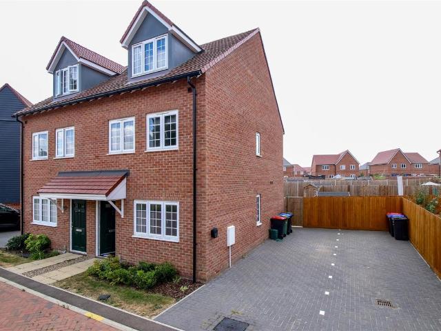 Discovery Close, Braintree CM7, 3 bed property to rent, £1,875 pcm | PrimeLocation