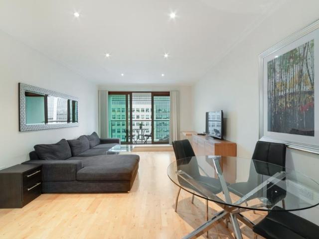 Discovery Dock Apartments East, 3. 2 bed flat to rent £3,250 pcm £750 pw