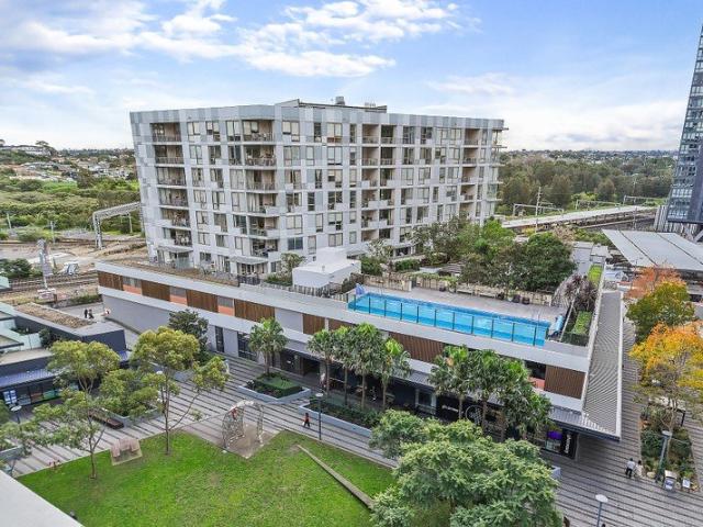 DISCOVERY POINT MODERN TWO BEDROOMS APARTMENT WITH VIEWS ON HIGH LEVEL, MINS WALK TO STATION & SHOPS !