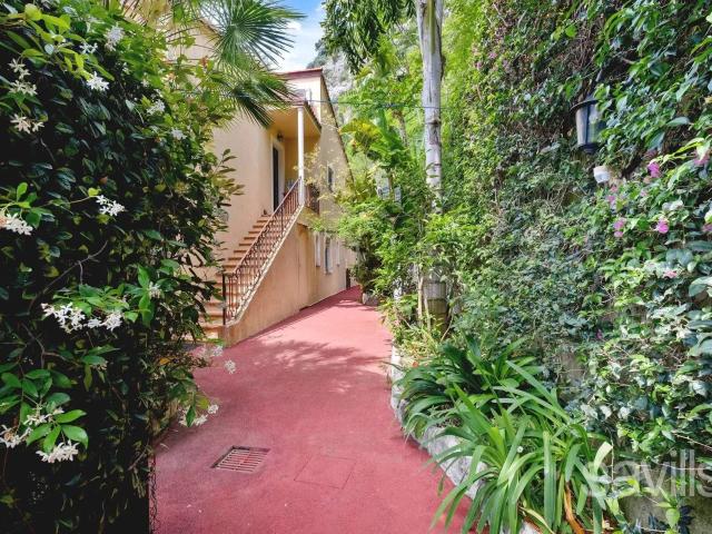 Discrète maison proche des plages avec jardin plat et piscin. 240m² Eze