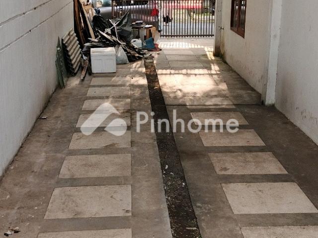 Disewakan Rumah Hook, Carport dan Garasi Masuk 6 Mobil di Jl. Batununggal Rp110 Juta/Tahun | Pinhome