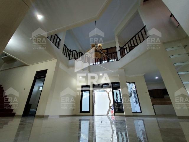 Disewakan Rumah Mewah Di Main Road Araya, Row Jalan Lebar, Ada Halaman, Kondisi Terawat Siap Huni