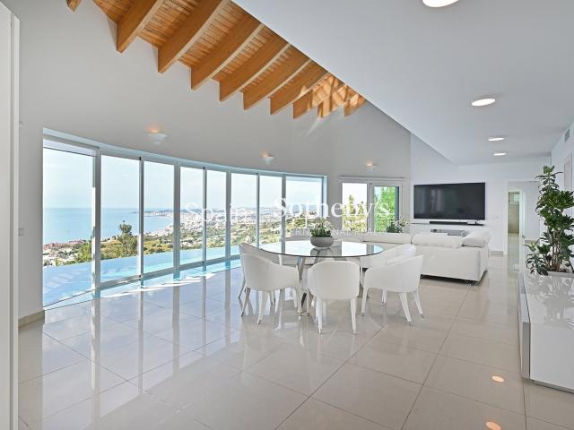 Diseñada por un arquitecto alemán con criterio propio, esta. 385m² Benalmádena