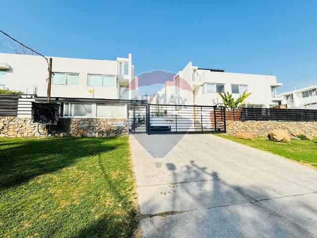 Diseño contemporáneo con jardín y terraza. 4 dormitorios por 9300.00 en Peñalolén