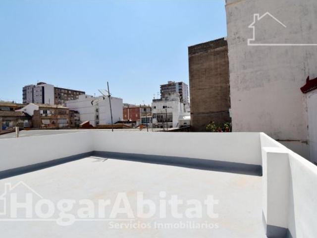 ¡DISFRUTA DE UNA CASA REFORMADA Y LUMINOSA CON IMPRESIONANTE TERRAZA!