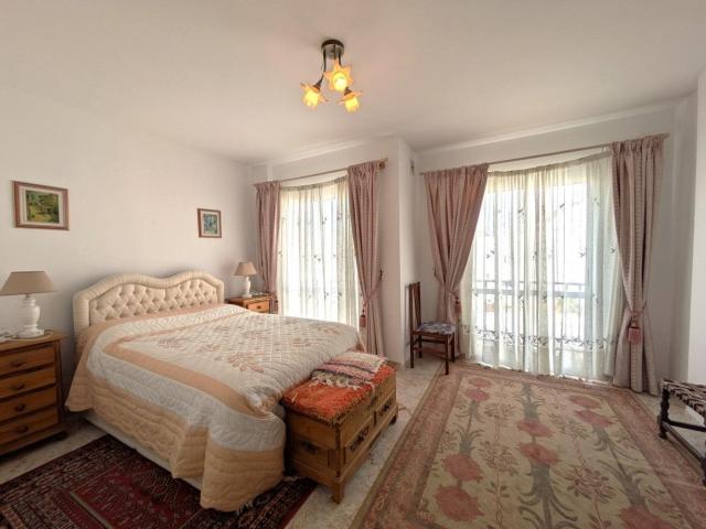 Disfruta de la esencia de Nerja en este elegante dúplex de 1. 160m² Nerja