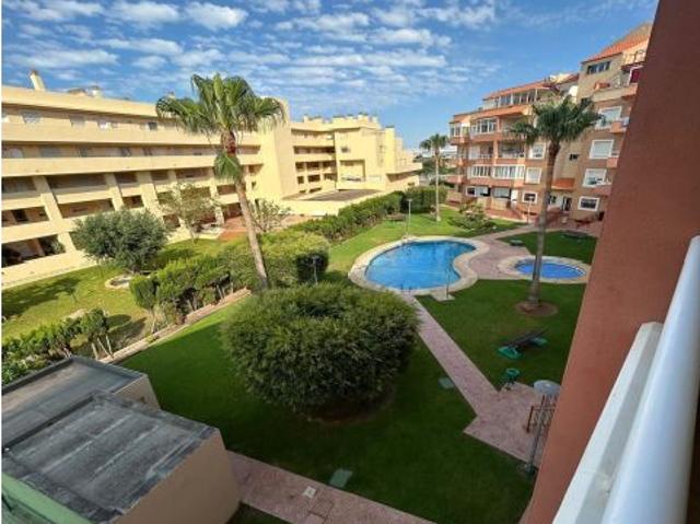 ¡Disfruta del Verano en Este Magnífico Piso con Vistas en Roquetas de Mar!