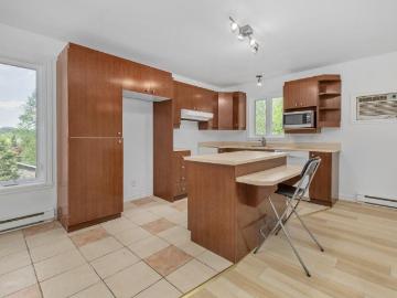 Disponible 1er juillet 2026 Maison entièrement rénovée en 2026: 3 chambres avec balcon et accès à la cour arrière Sainte Adèle