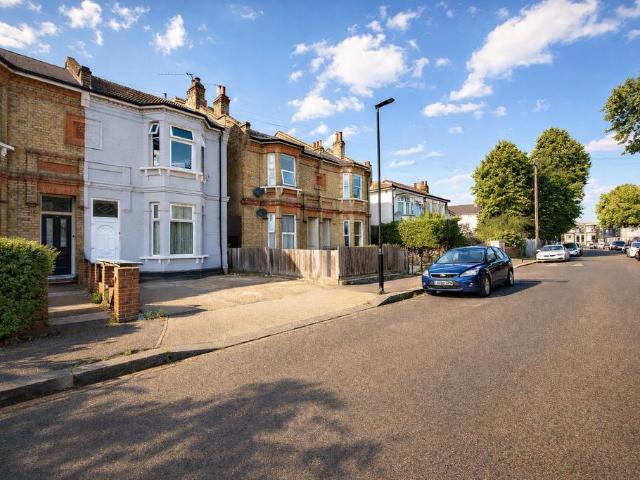 Disraeli Road, Forest Gate, London, E7 3 bed flat to rent £2,300 pcm £531 pw