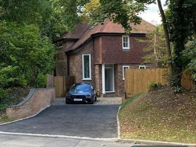 Ditton Hill, Surbiton, KT6 3 bed detached house to rent £3,467 pcm £800 pw