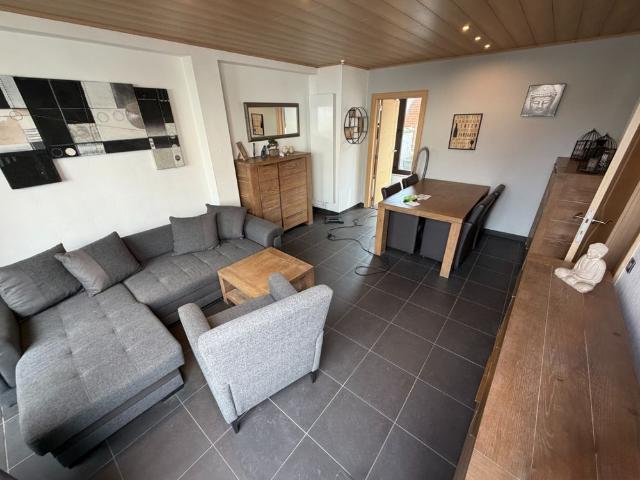 Dit charmante penthouse met één slaapkamer onderscheidt zich door zijn uitzonderlijke terrassen rondom het appartement. Dankzij de ruime buitenruimtes geniet u op elk moment van de dag van de zon en het buitenleven. Een unieke woonbeleving voor wie op zoe