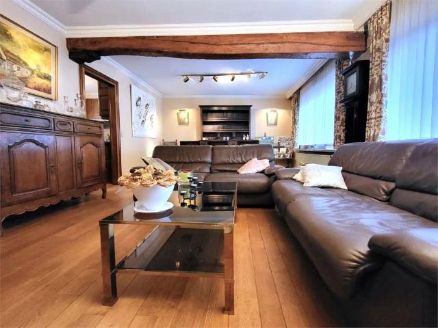 Dit veelzijdige pand met een grondoppervlakte van 240 m² combineert een ruime commerciële gelijkvloerse verdieping met een comfortabel appartement op de eerste verdieping