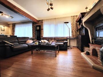 Dit veelzijdige pand met een grondoppervlakte van 240 m² combineert een ruime commerciële gelijkvloerse verdieping met een comfortabel appartement op de eerste verdieping