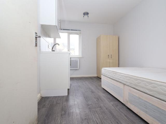 Divine Way, Hayes UB3, Studio to rent, £1,000 pcm | PrimeLocation