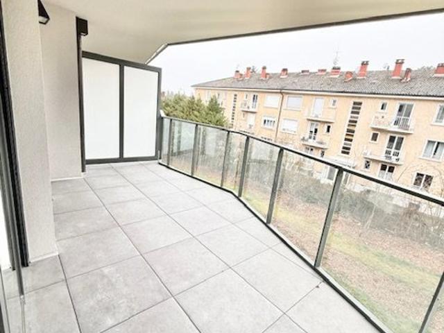 Divonne les Bains 01220, T3 traversant 72m2, balcon, garage