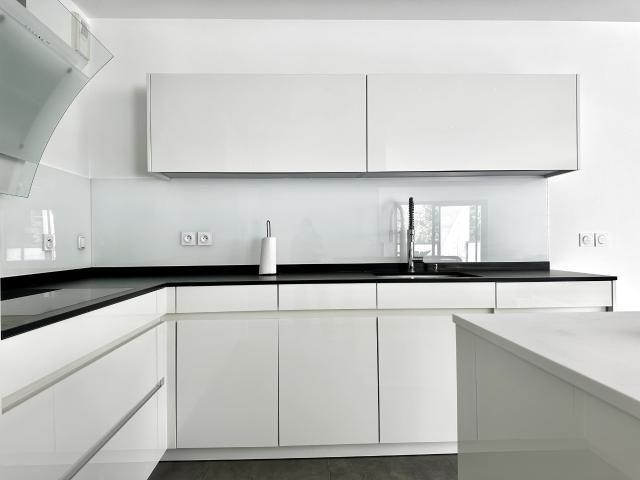 Divonne les bains Centre Ville Grand Appartement de standing T4 meublé + garage double + cave