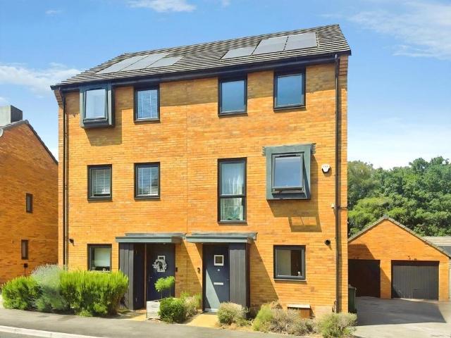 Divot Way, Basingstoke, Hampshire, RG24 4 bed terraced house to rent £2,200 pcm £508 pw
