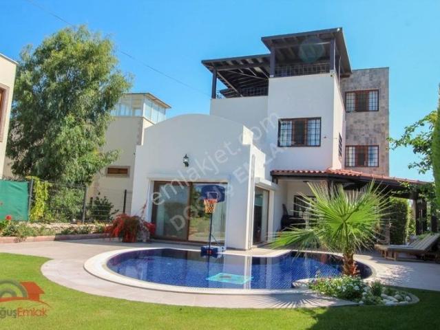 Doğuş Emlak'tan Tam Müstakil Denize 200 Metre Havuzlu 5+1 Villa