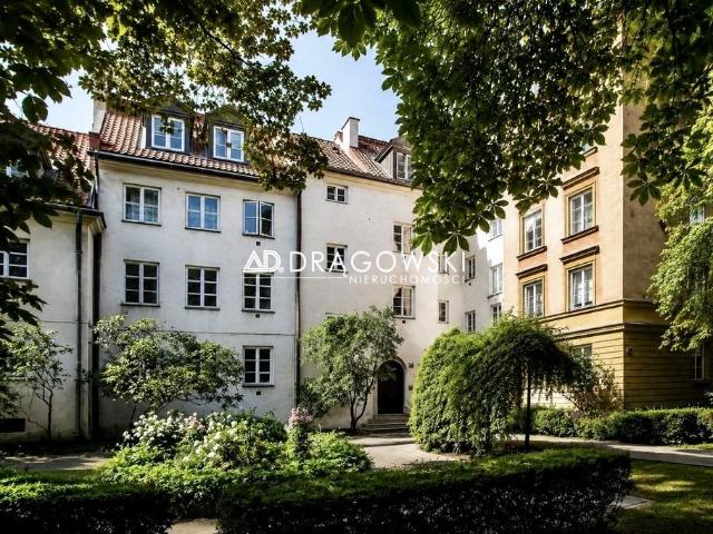 Stare Miasto, widok na malownicze wewnętrzne patio ul. Rycerska, Warszawa, Śródmieście