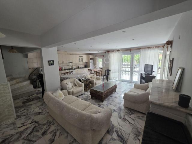 Doğanbey'de Mavi Bayraklı Denize Sıfır Tripleks 4+1 Villa